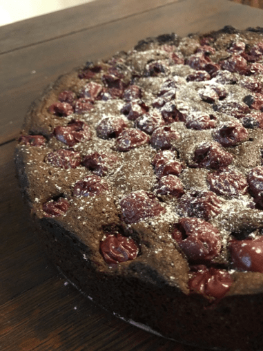 Französischer Schokoladenkuchen mit Kirschen